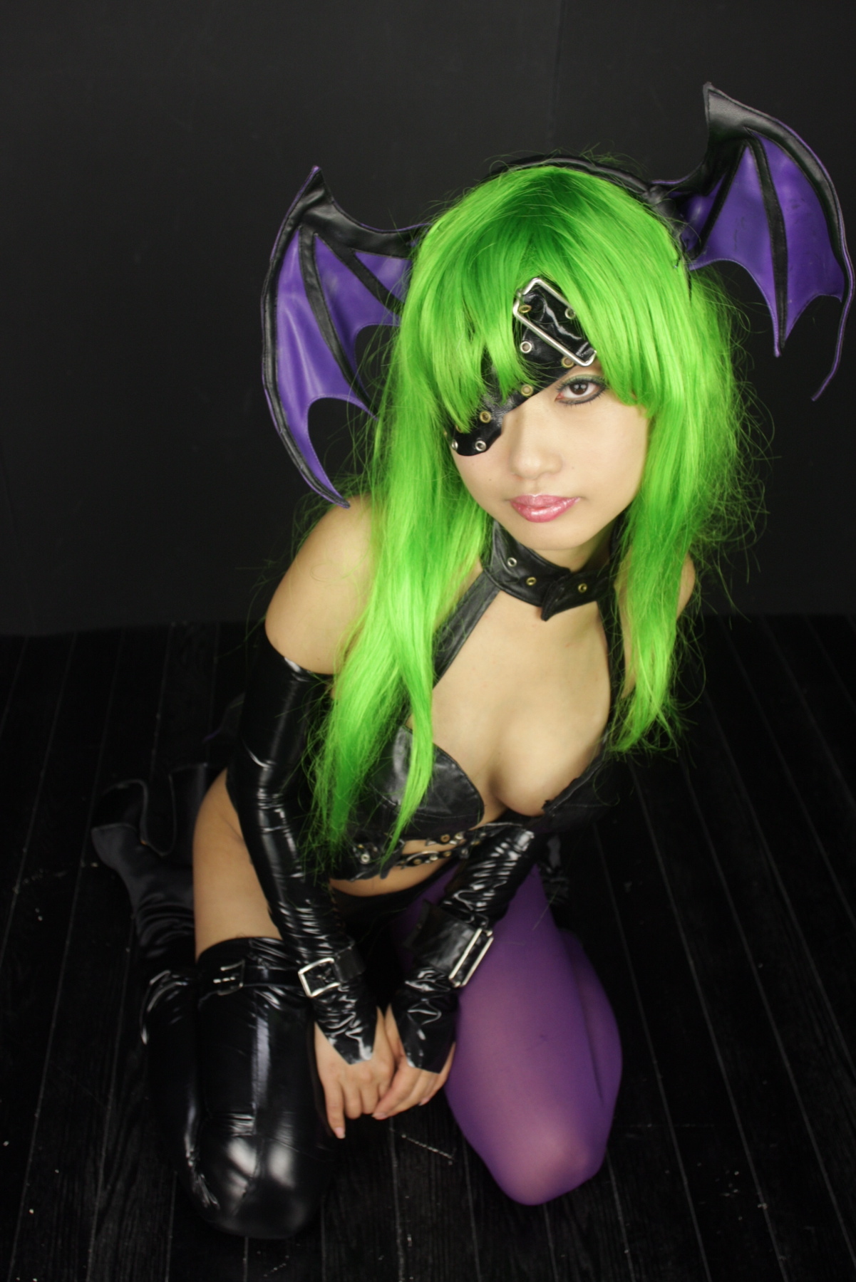 [Cosplay]  Darkstalkers  Morrigan with great body in latex